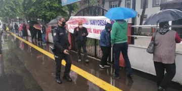 Yağmur altında metrelerce maaş kuyruğu