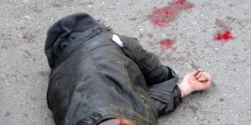Araca kaldırım taşı atan genci bıçakladılar
