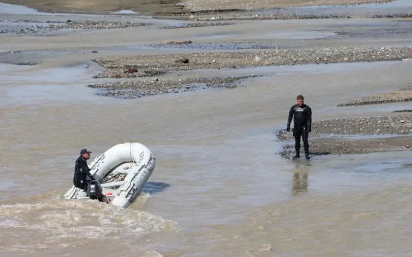 Aras Nehri’nde, hayvanları kurtarmak isterken kayboldu