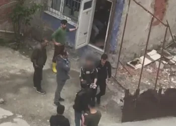 13 yaşındaki kızı taciz edenleri mahalle esnafı yakaladı
