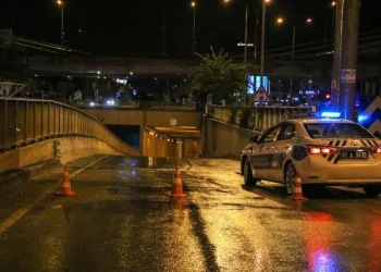 Antalya’da çöpler giderleri tıkadı, altgeçidi su bastı