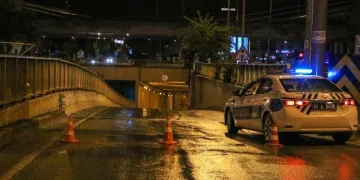 Antalya’da çöpler giderleri tıkadı, altgeçidi su bastı