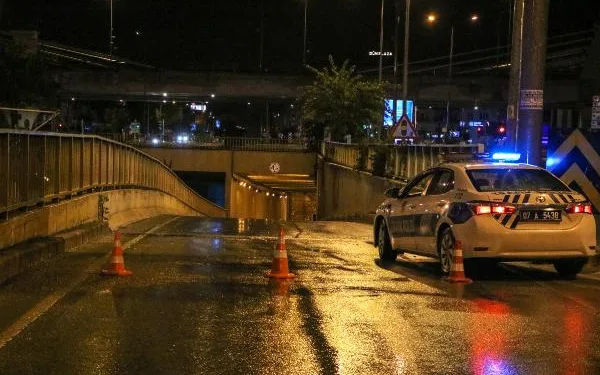 Antalya’da çöpler giderleri tıkadı, altgeçidi su bastı