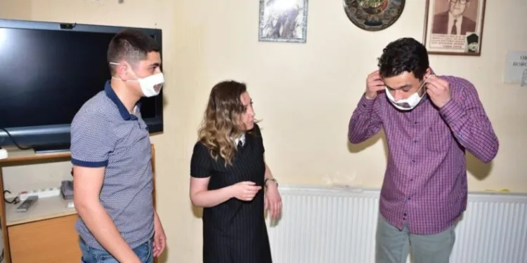 Avcılar Beledi̇yesi̇ İşi̇tme Engelli̇ler İçi̇n Özel Maske Üreti̇yor