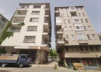 Avcılar’daki eğri bina tehlike saçıyor