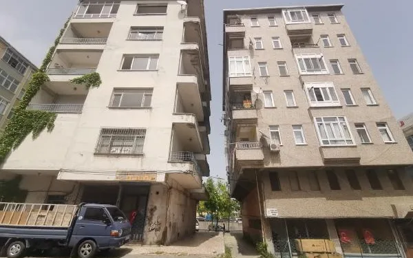 Avcılar’daki eğri bina tehlike saçıyor