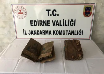 Ayakkabı kutusundan 500 yıllık İnci̇l çıktı