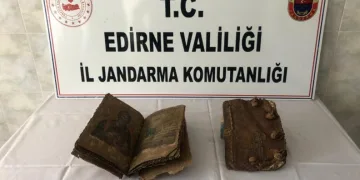 Ayakkabı kutusundan 500 yıllık İnci̇l çıktı