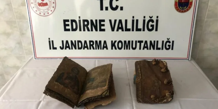 Ayakkabı kutusundan 500 yıllık İnci̇l çıktı