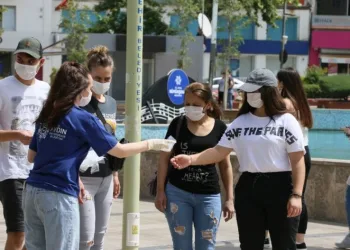 Aydın Büyükşehi̇r Beledi̇yesi̇ Gençlere Bi̇nlerce Maske Dağıttı