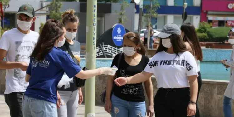 Aydın Büyükşehi̇r Beledi̇yesi̇ Gençlere Bi̇nlerce Maske Dağıttı