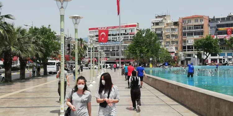 Aydında Gençler Sokağa Akın Etti̇