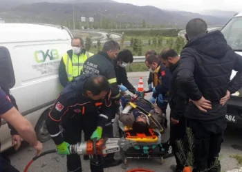 Erzincan’da elektrik direğine çarpan sürücü ağır yaralandı