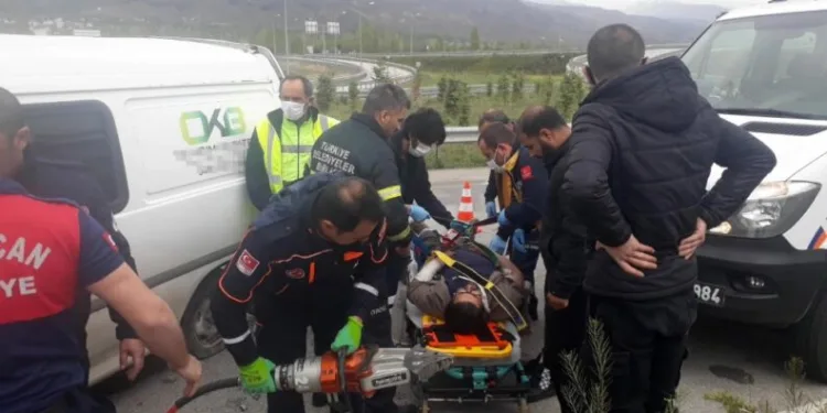 Erzincan’da elektrik direğine çarpan sürücü ağır yaralandı