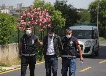 Ayrı yaşadığı eşini sırtından bıçaklayan koca tutuklandı