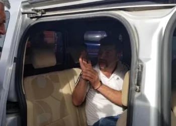 Babasını dövdüğünü iddia ettiği kişiyi pompalı tüfekle yaraladı
