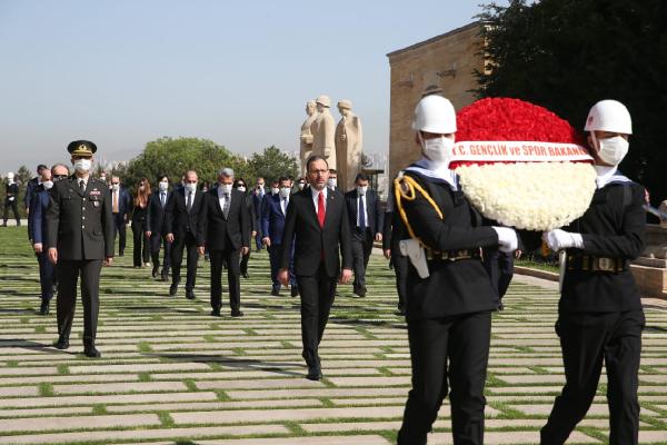 Bakan Kasapoğlu Anıtkabir'i ziyaret etti