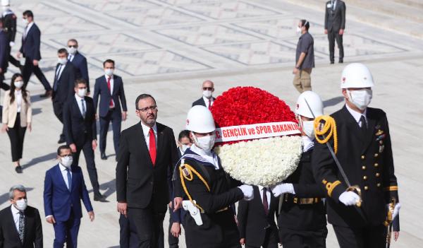 Bakan Kasapoğlu Anıtkabir'i ziyaret etti