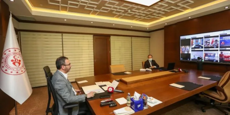 Bakan Kasapoğlu, Antrenörlerle Vi̇deo Konferans Görüşme Yaptı