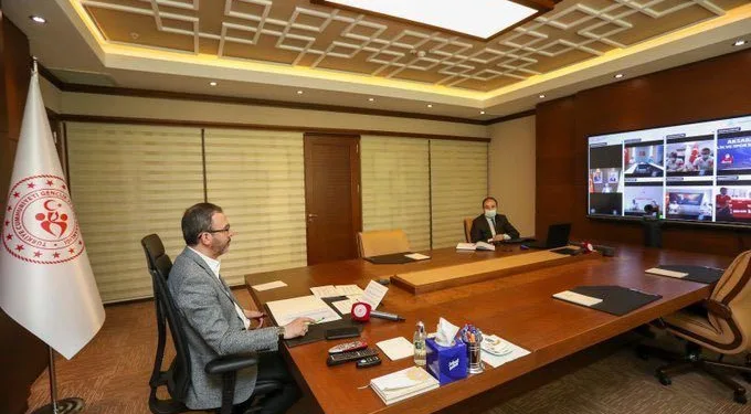 Bakan Kasapoğlu, Düzceli̇ Antrenörlerle Görüştü