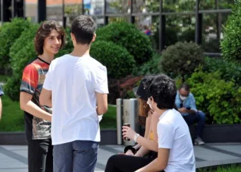 Bakırköy Meydanı’na çıkan gençler yoğunluk oluşturdu