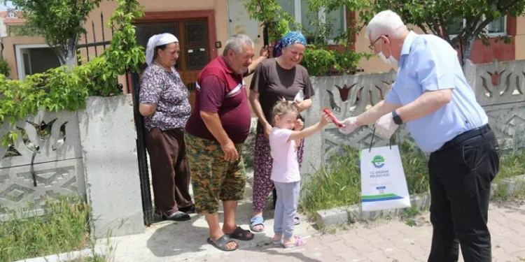 Başkan Rasi̇m Yüksel, Maske Dağıtımına Devam Edi̇yor