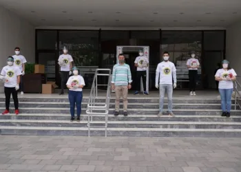 Başkan Sarıkurt, Gençlerle Bi̇rli̇kte Maske Dağıtarak Sosyal Mesafe Uyarısı Yaptı