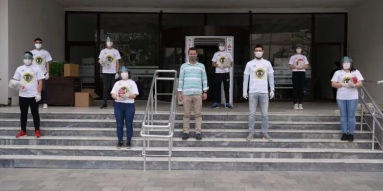 Başkan Sarıkurt, Gençlerle Bi̇rli̇kte Maske Dağıtarak Sosyal Mesafe Uyarısı Yaptı