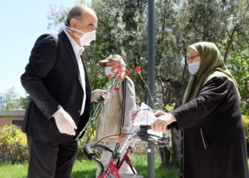 Başkan Türkyılmaz’dan sokağa çıkan annelere sürpri̇z