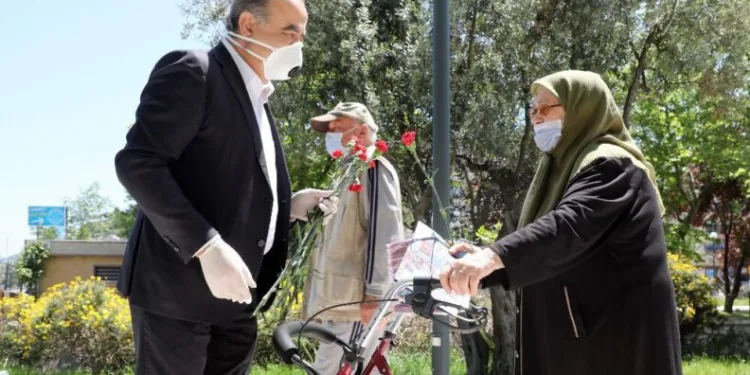 Başkan Türkyılmaz’dan sokağa çıkan annelere sürpri̇z