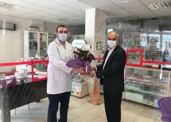 Başkan Yamandan Beldedeki̇ Tek Eczaneye Zi̇yaret