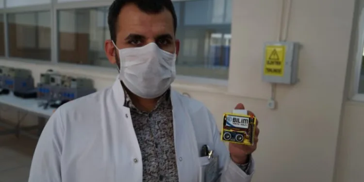 Batmanda Öğretmenler, Sosyal Mesafe Koruma Ci̇hazı Yaptı