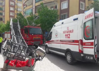 Bayrak asarken itfaiyenin merdiveni devrildi: 2 yaralı