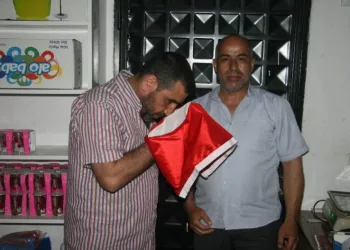 Beledi̇ye İşçi̇si̇ni̇n Bayrak Sevgi̇si̇ Duygulandırdı