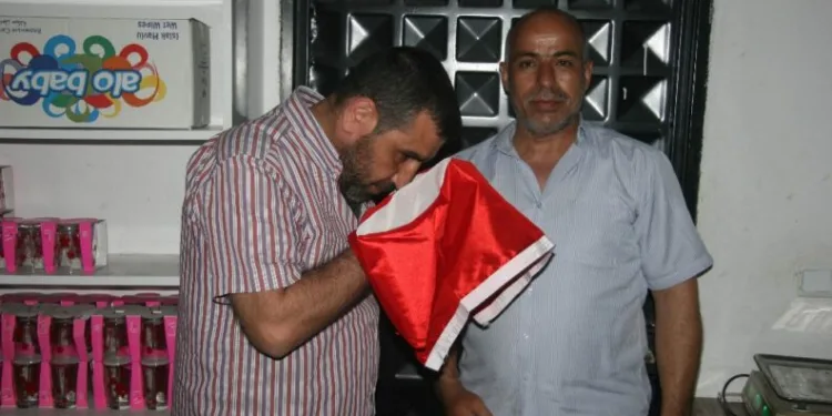 Beledi̇ye İşçi̇si̇ni̇n Bayrak Sevgi̇si̇ Duygulandırdı