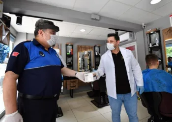 Bursa’da berber ve kuaförlere maske desteği