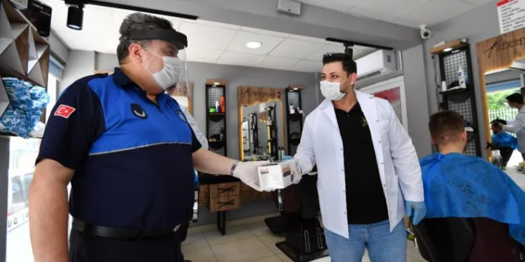Bursa’da berber ve kuaförlere maske desteği