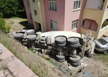 Beton mikseri evin bahçesine uçtu!
