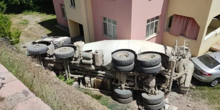 Beton mikseri evin bahçesine uçtu!