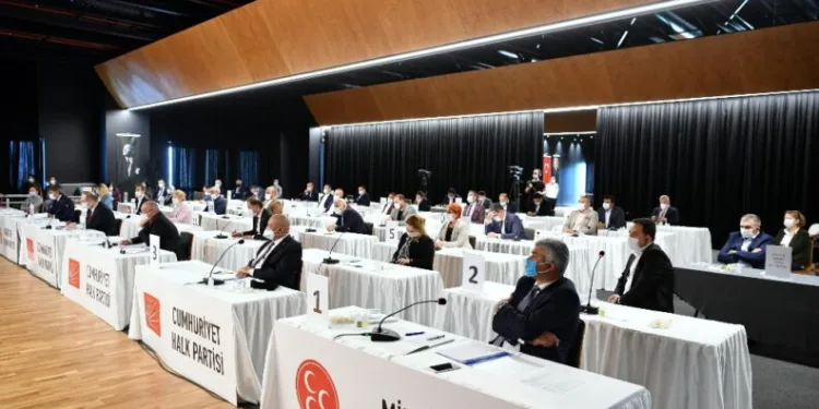 Beyli̇kdüzü Beledi̇ye Mecli̇si̇ Olağanüstü Gündemle Toplandı