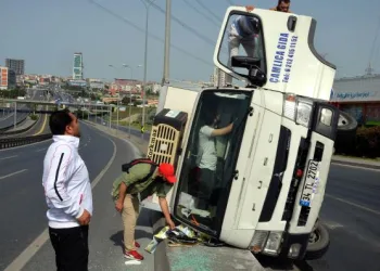 Beylikdüzü D-100 Karayolu’nda kamyonet kaza yaptı 