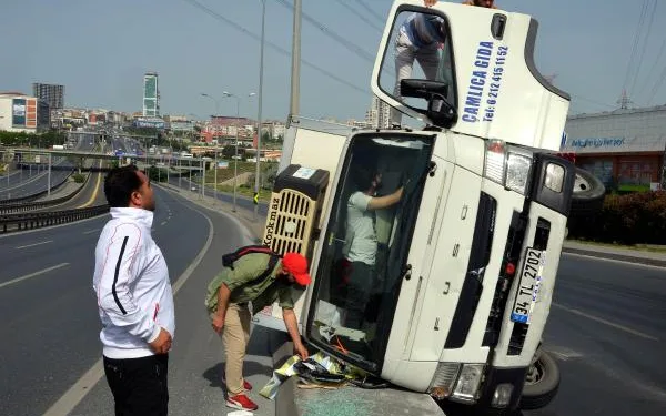 Beylikdüzü D-100 Karayolu’nda kamyonet kaza yaptı 