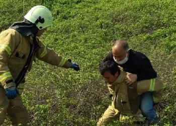 Kısa yoldan geçmek isterken dikenlikte mahsur kaldı