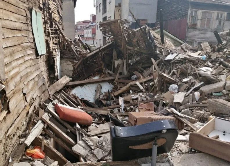 Beyoğlunda 3 Ay Önce Yanan Evde Kafatası Bulundu