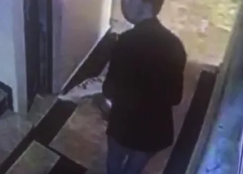 Binadan ayakkabı çalan maskeli hırsız, güvenlik kamerasına yakalandı