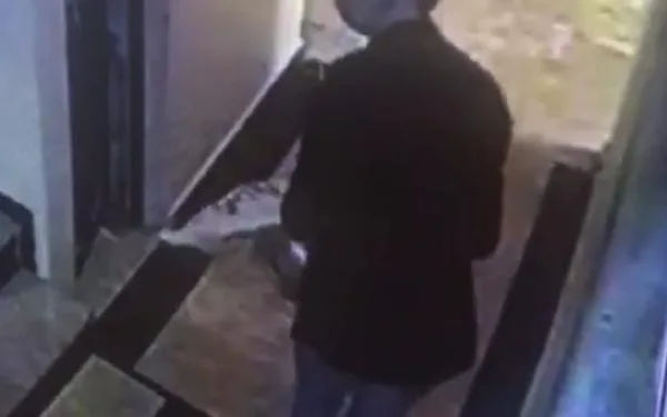 Binadan ayakkabı çalan maskeli hırsız, güvenlik kamerasına yakalandı