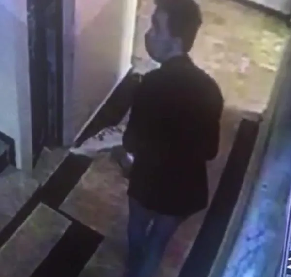 Binadan ayakkabı çalan maskeli hırsız, güvenlik kamerasına yakalandı