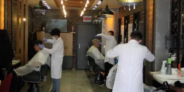 Bolu’da berberler önlemlerle hizmet vermeye başladı