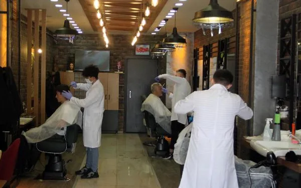 Bolu’da berberler önlemlerle hizmet vermeye başladı