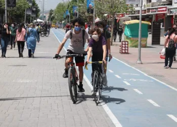 Boluda Gençler Park Ve Caddeleri̇ Doldurdu
